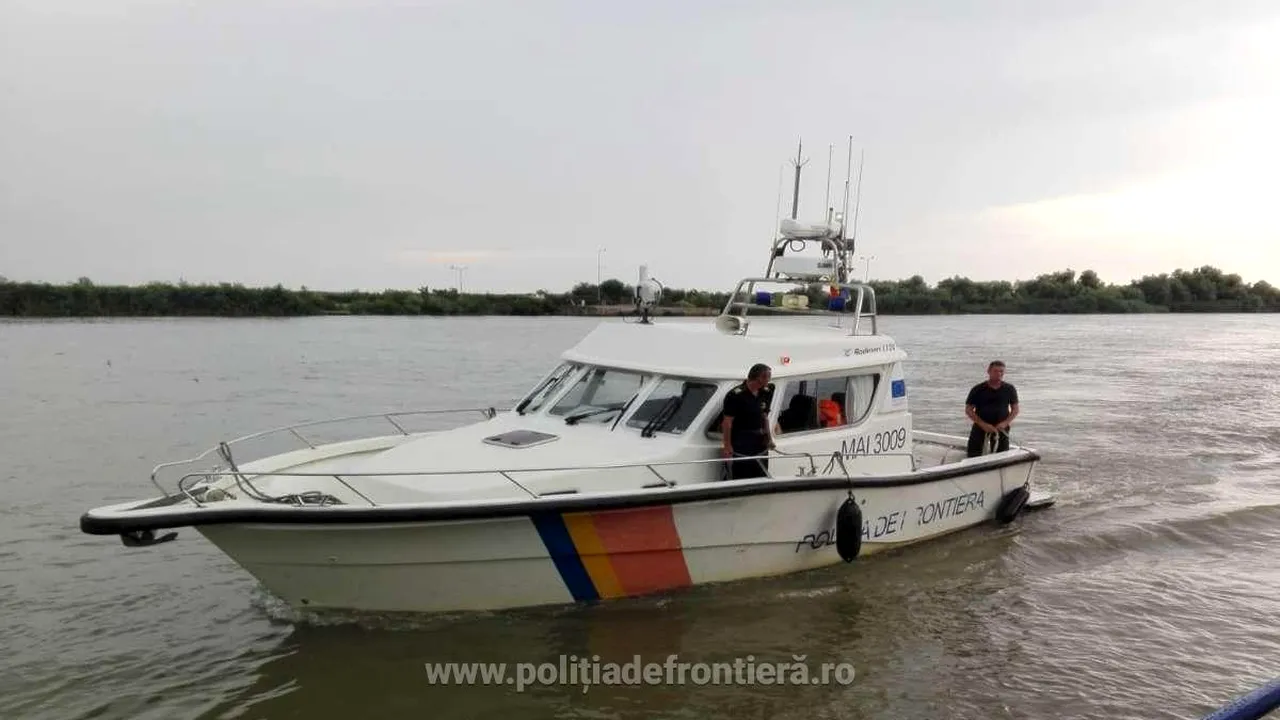 O ambarcaţiune care avea opt turişti români la bord s-a răsturnat pe Dunăre