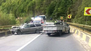 Trafic blocat pe DN 7, în staţiunea Călimăneşti, după ce două maşini s-au lovit frontal
