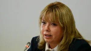 Dragu, despre Roman: „Efectiv se ţinea de microfon”. Vicepreşedintele PNL cere demisia preşedintei Senatului