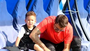 Pe urmele tatălui. Adrian Mutu se antrenează alături de băieţelul lui în vârstă de 3 ani: 