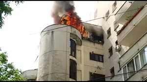 VIDEO Incendiu într-un bloc din centrul Craiovei. Şase autospeciale intervin la faţa locului