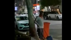 Moment înduioşător între un angajat la salubritate şi o pisică fără adăpost. Video viral emoţionant