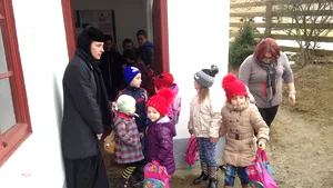 REPORTAJ: 16 copii dintr-un cătun fără drum de acces sunt ajutaţi de măicuţele din Bistriţa să meargă la şcoală - GALERIE FOTO, VIDEO