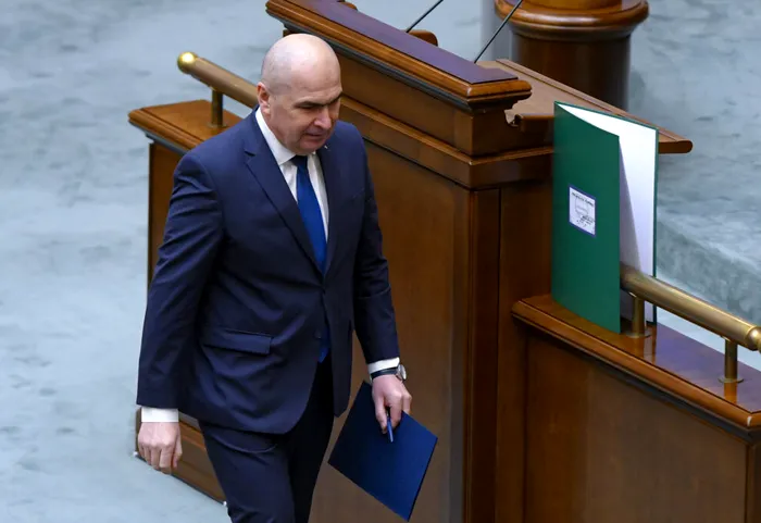 LIVE UPDATE Negocieri pe muchie de cuțit înaintea moțiunii PSD-AUR împotriva Guvernului Bolojan. Voturile din SOS, POT, PACE și de la neafiliați pot decide soarta Executivului