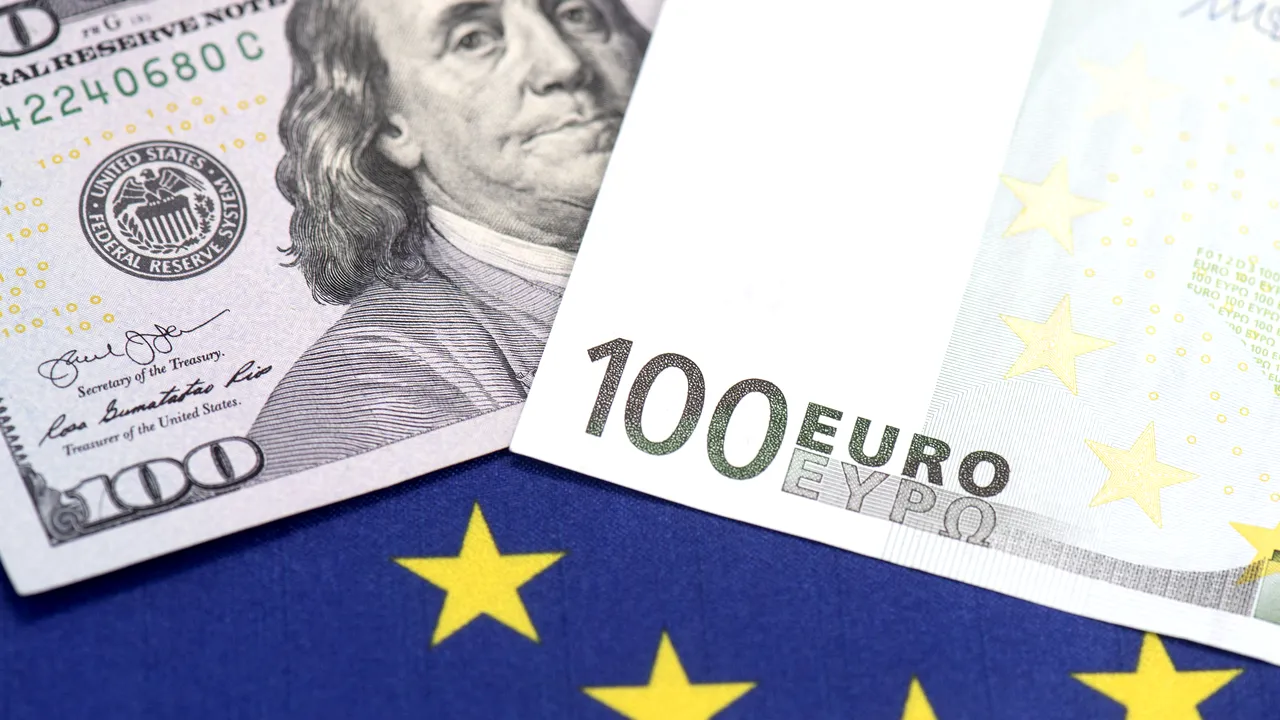Dolarul coboară sub maximul ultimilor 20 de ani, în timp ce euro este ridicat de pariurile BCE