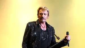 Johnny Hallyday va fi operat de hernie de disc