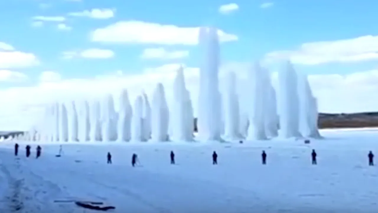 Momentul spectaculos în care mai multe explozii eliberează apa unui fluviu de sub gheaţă | VIDEO
