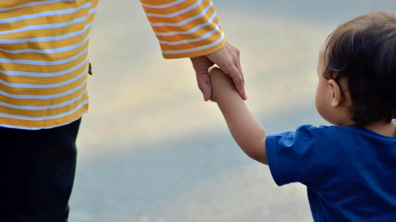 O țară în care trăiesc foarte mulți români caută 10.000 de asistenți maternali