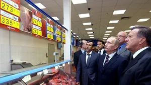 Putin cere unui supermarket reduceri de preţuri