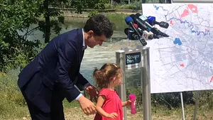 VIDEO Nicuşor Dan a venit însoţit de fiica sa, la o nouă conferinţă de presă, în aer liber, în Capitală