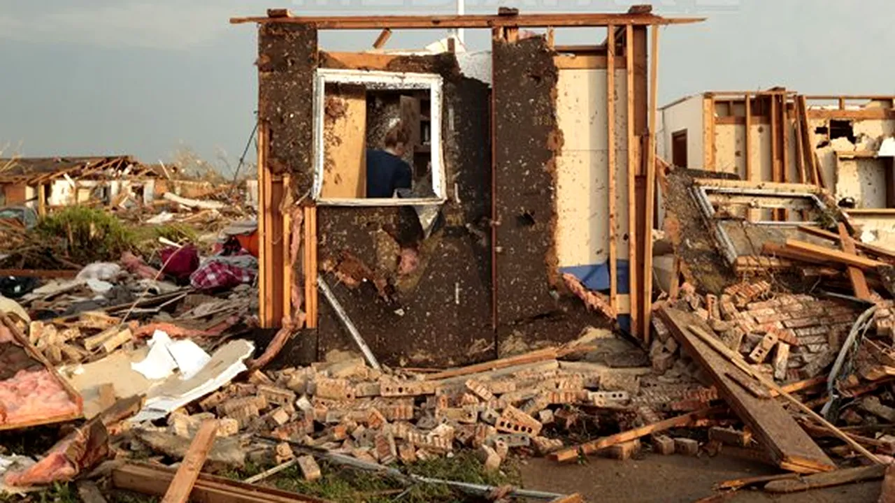 Supravieţuitorii tornadei din Oklahoma City relatează speriaţi despre forţa devastatoare a acesteia: 