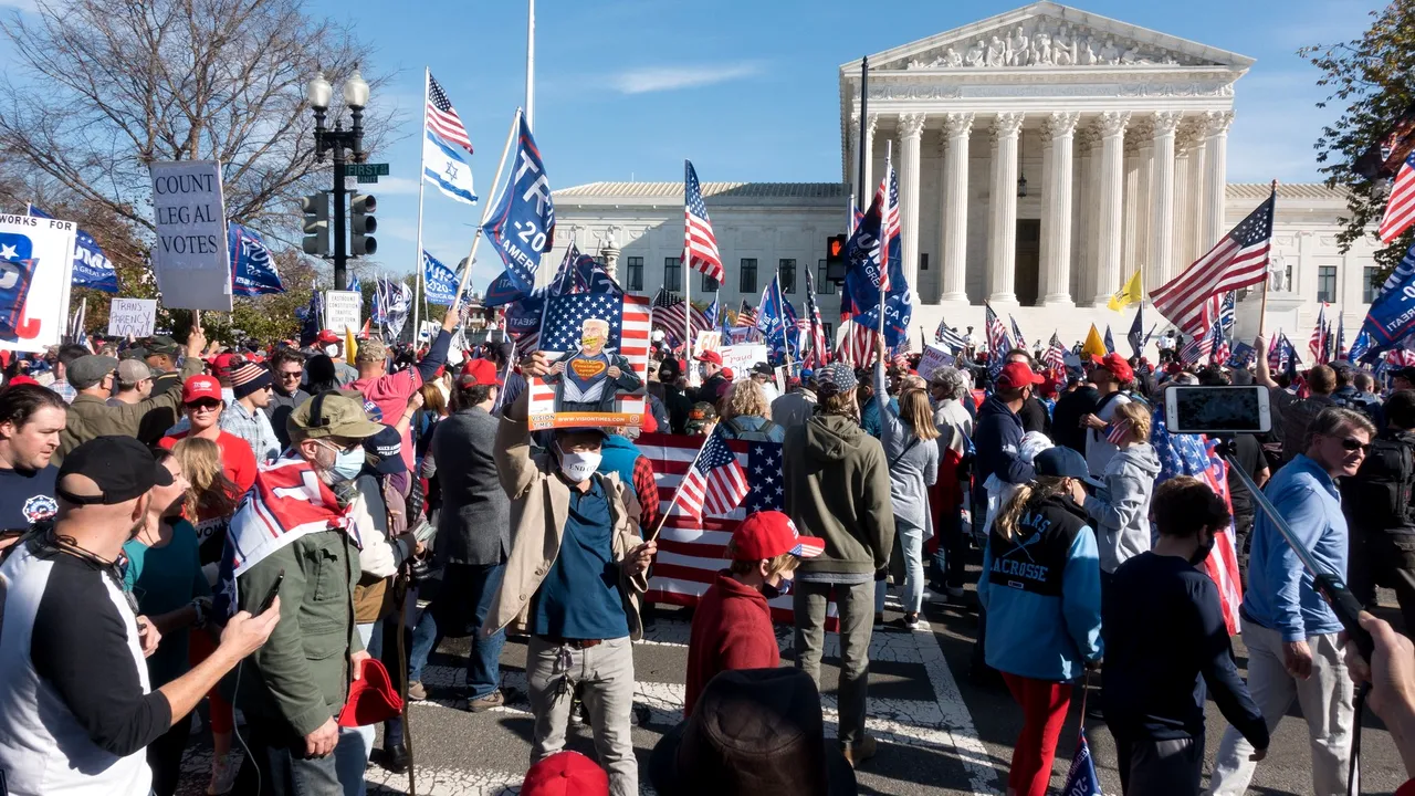 Donald Trump a salutat simpatizanţii care protestează în Washington faţă de rezultatul scrutinului prezidenţial