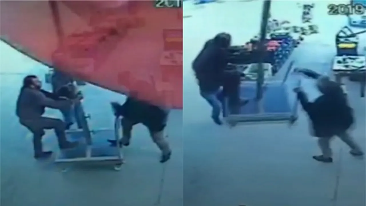 Momentul în care un bărbat este luat de vânt, în timp ce încearcă să ţină o umbrelă la sol | VIDEO