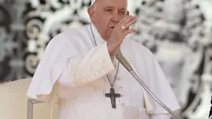 Papa sugerează că Biserica Catolică ar putea binecuvânta cuplurile de acelaşi sex