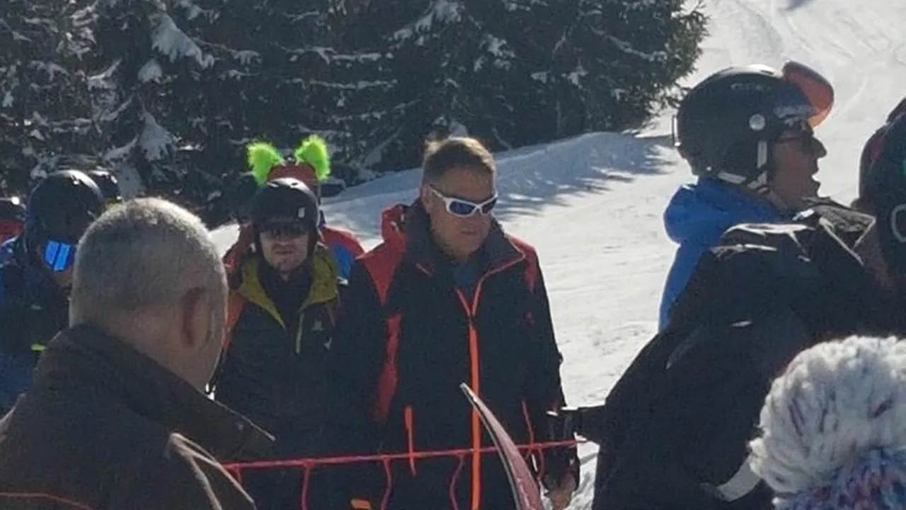 Preşedintele Iohannis, în weekend la schi. Şeful statului, surprins de un turist într-o fotografie, în timp ce urca pe pârtia din Munţii Şureanu - FOTO