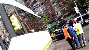 Trafic blocat pe o stradă din Capitală, după ce un şofer şi-a parcat maşina pe linia tramvaielor 5 şi 16
