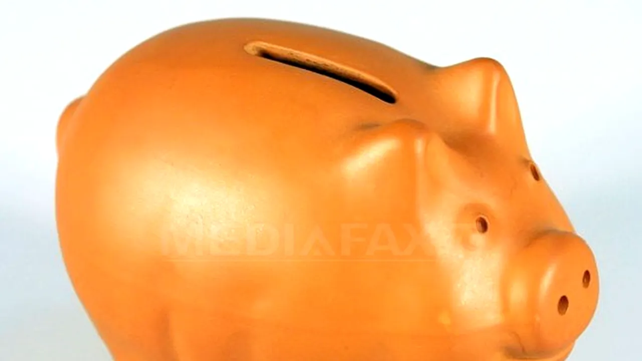 Cine mai reuşeşte să economisească pe timp de criză în România?