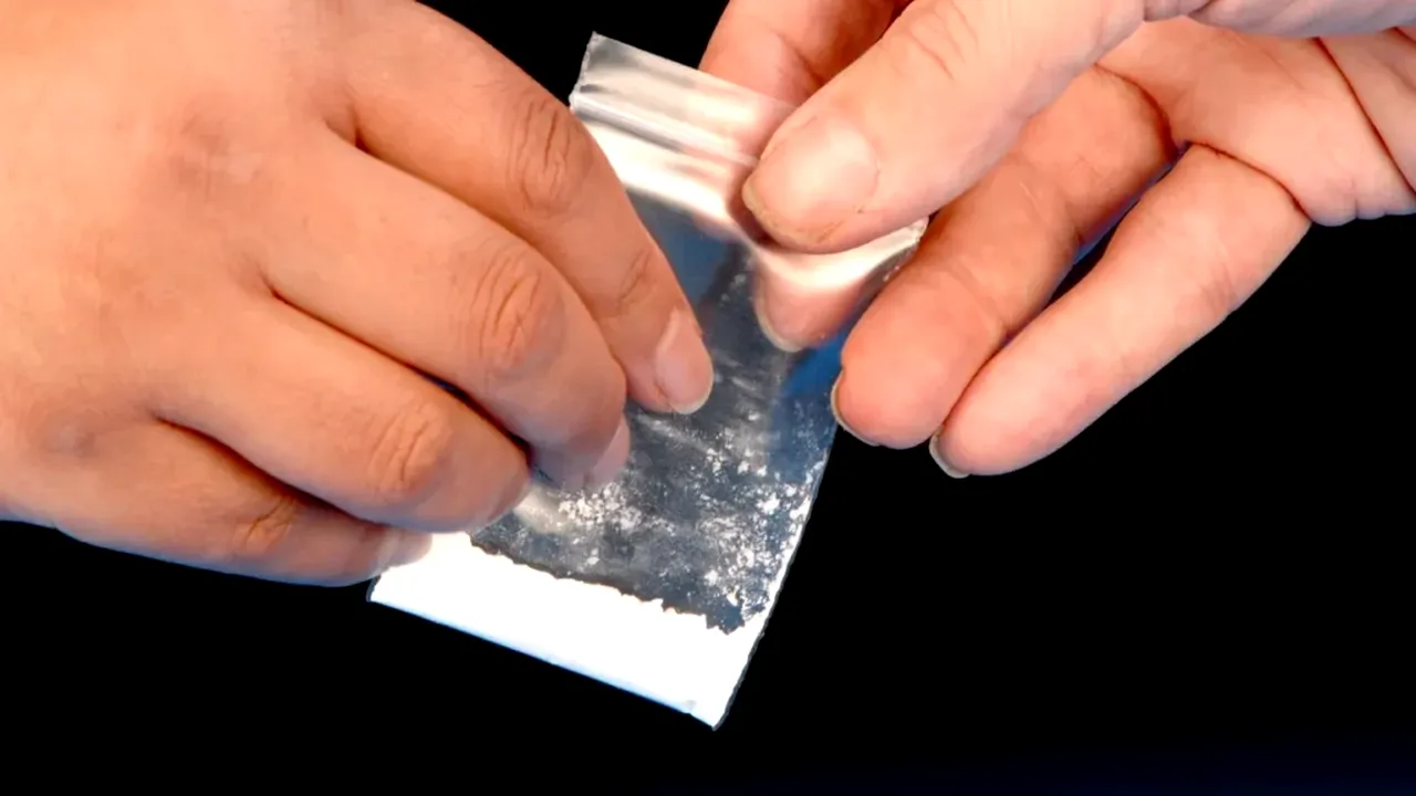 Două persoane arestate preventiv: au vândut droguri de tip cristal cu sume între 100 și 200 de lei