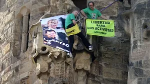 Activişti ai Greenpeace au escaladat Sagrada Familia din Barcelona