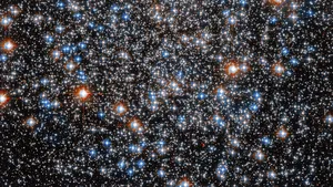 Telescopul Hubble uimeşte cu o nouă imagine strălucitoare a unui roi stelar