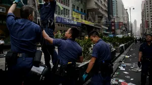 Poliţia din Hong Kong a demontat o tabără a manifestanţilor prodemocraţie