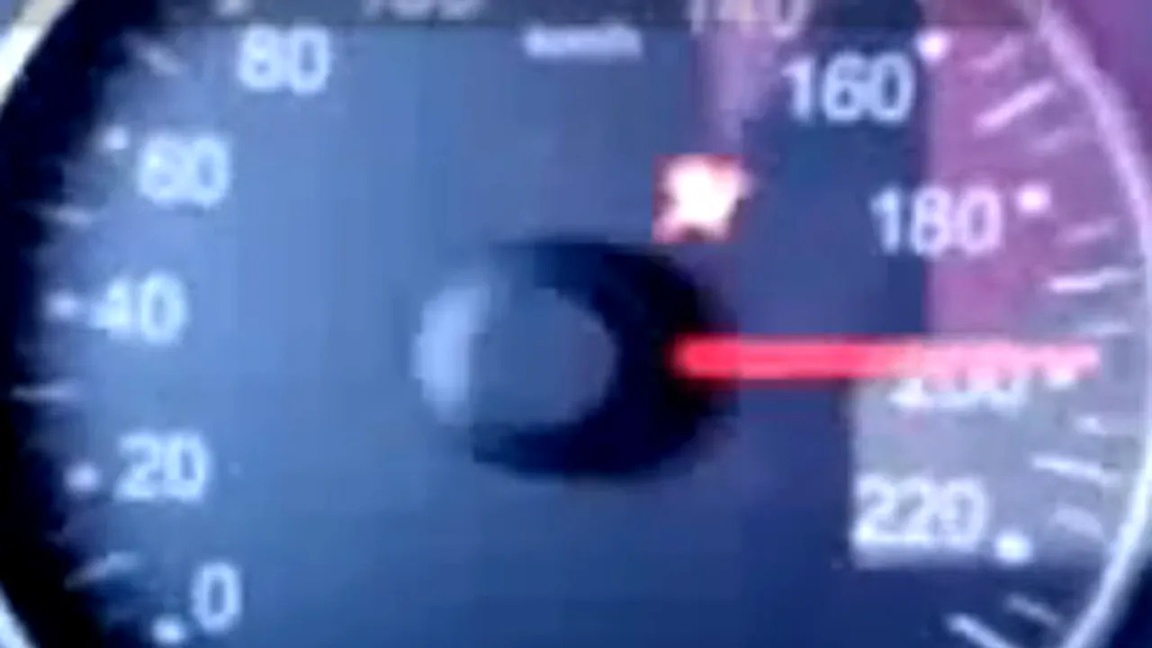 O femeie a condus pe Autostrada Transilvania cu 200 km/h. Fiul ei a filmat-o - VIDEO