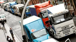 Transportatorii francezi organizează luni noi proteste, pe întreg teritoriul ţării