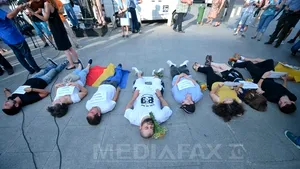 Peste 100 de persoane au marcat împlinirea a 25 de ani de la Mineriadă în Piaţa Universităţii - FOTO