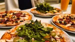Povestea italianului care dimineața culege legumele și seara le transformă în pizza