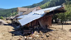 Toate casele grav afectate de viituri în Broșteni și-au găsit constructori, fără bani de la Guvern