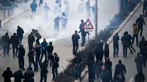 Dispozitiv explozibil, aruncat spre clădirea parlamentului din Kosovo. Nu sunt victime