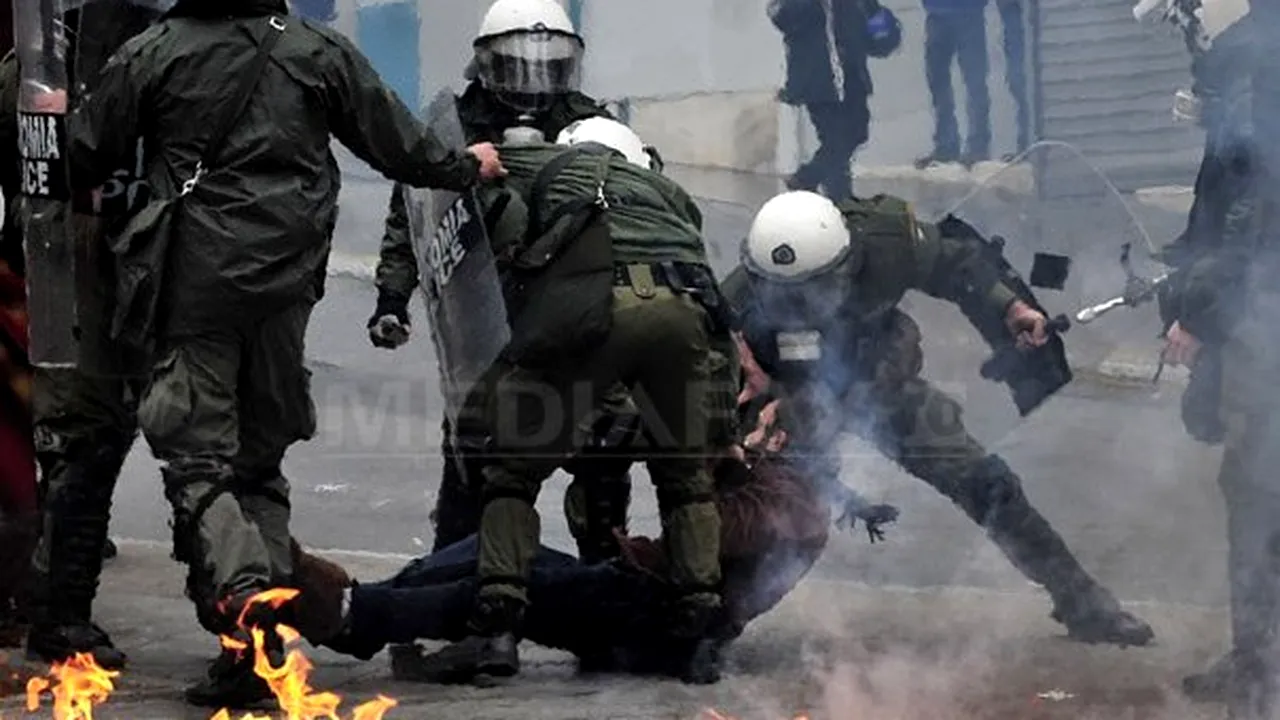 GREVA generală din Grecia: Confruntări între poliţie şi manifestanţi la Atena -VIDEO 