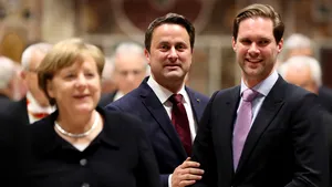 FOTO Primul Domn al Luxemburgului, căsătorit cu singurul premier homosexual din lume, fotografiat împreună cu soţiile liderilor mondiali