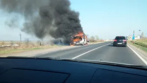 Panică, după ce un microbuz care transporta persoane şi materiale textile a luat foc în mers, pe DN25
