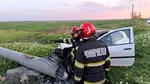 Accident pe DN 6: Mașină ieșită de pe carosabil și izbită de un stâlp. O femeie și un copil au ajuns la spital