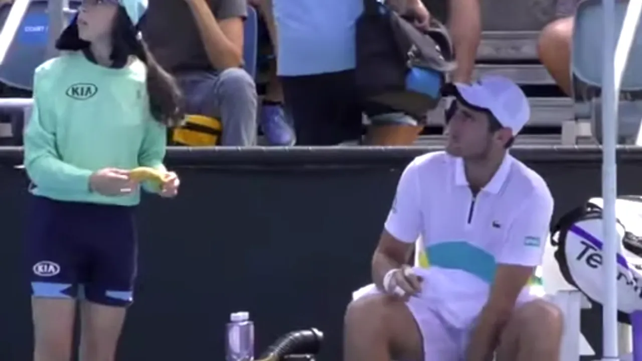 VIDEO | Prima reacţie a jucătorului de tenis care a pus o fată de mingi să-i decojească o banană, la Australian Open. Cum se apără de critici