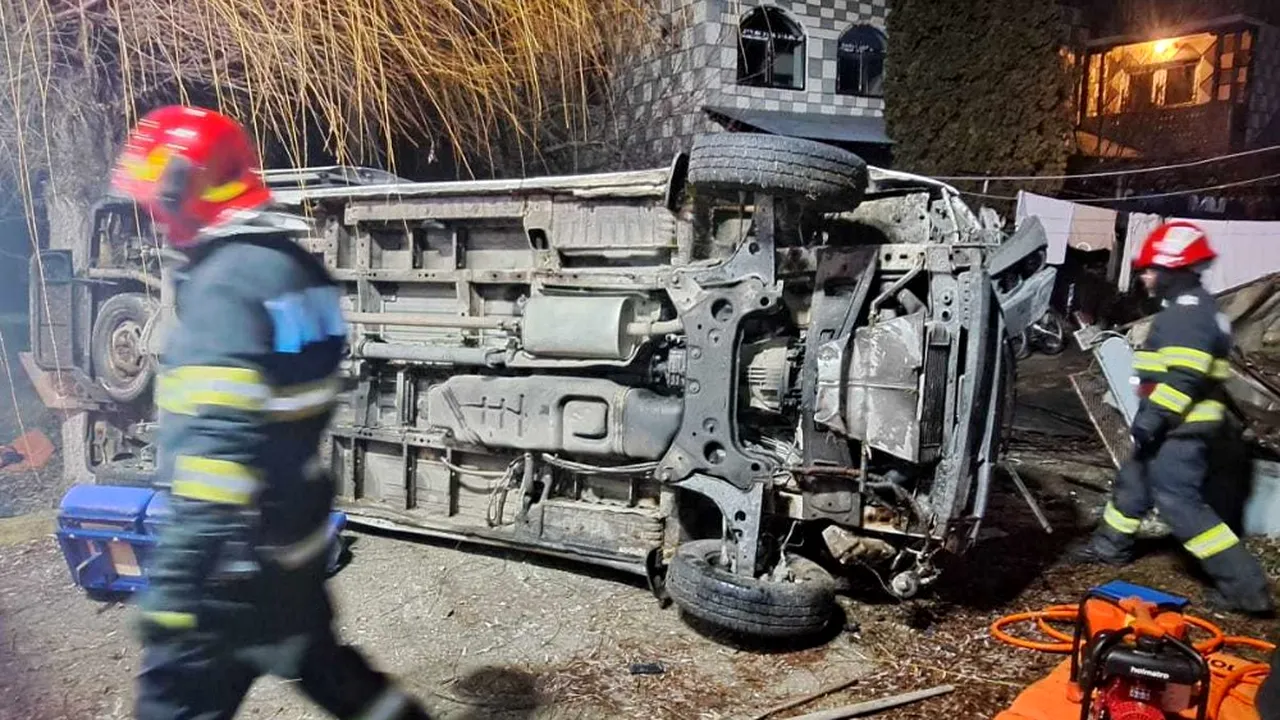 Argeş: O ambulanţă care transporta pacienţi s-a răsturnat; doi oameni blocaţi în interior