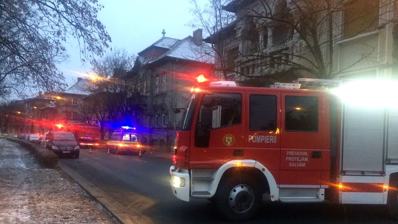 Pompieri din Suceava şi Neamţ au intervenit mai multe ore la un incendiu în oraşul Broşteni