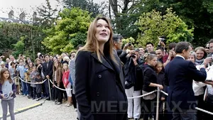 Carla Bruni-Sarkozy va naşte pe 3 octombrie