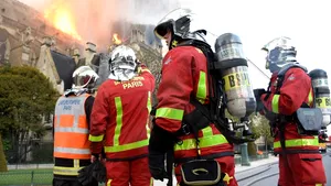 Incendiul de la Catedrala Notre-Dame din Paris: Pompierii explică de ce nu au folosit elicoptere pentru a stinge flăcările | VIDEO