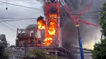 Incendiu la o fabrică de hârtie din Japonia. Un coș de fum avariat a luat foc în timpul demolării