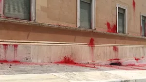 Sediul Parlamentului Greciei, unul dintre cele mai bine păzite obiective din Atena, VANDALIZAT cu vopsea roşie | VIDEO