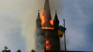 Trei copii, vinovaţi de incendiul care a devastat Biserica Evanghelică din Bistriţa