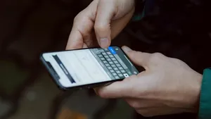 Ai primit un mesaj că trebuie să plătești pentru un colet? Peste un milion de români au fost vizați de escroci