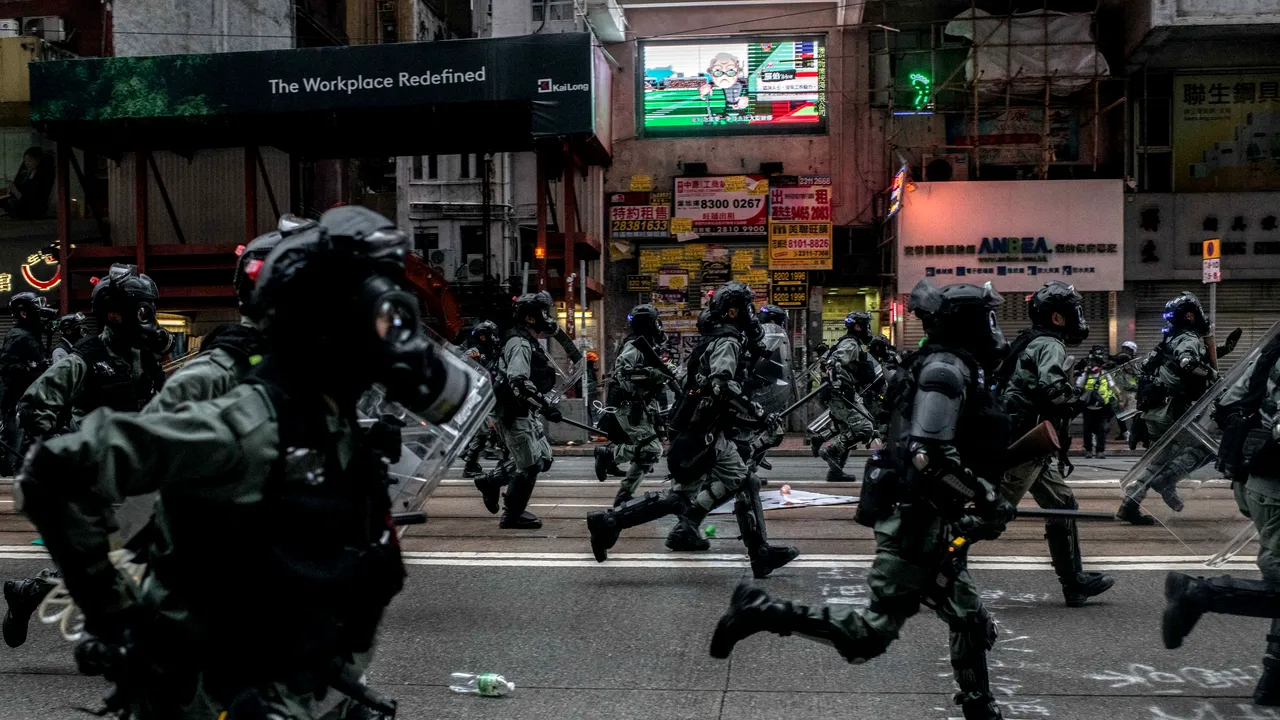 Violenţe din nou la Hong Kong. Forţele de ordine au folosit gaze lacrimogene împotriva protestatarilor