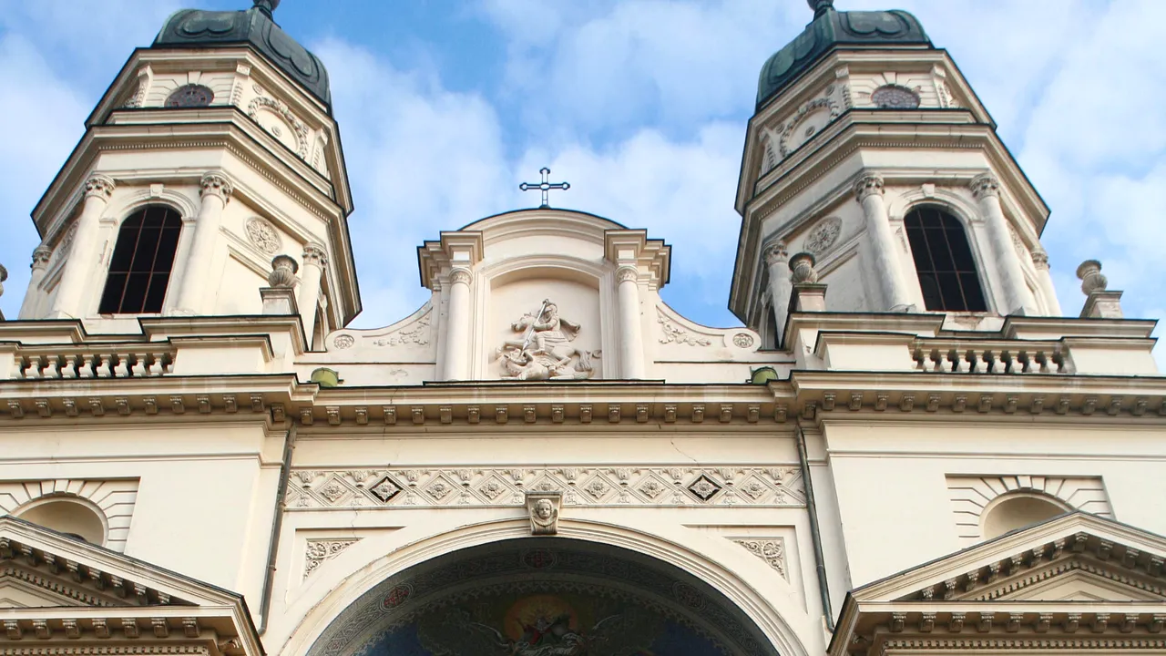 Scandal în curtea Mitropoliei din Iaşi. Mai mulţi vasluieni s-au luat la bătaie chiar după slujbă