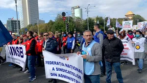 Proteste în toată țara! Sindicaliștii pichetează Guvernul, nemulțumiți de premierul Bolojan | Un bărbat înarmat cu un cuțit s-a infiltrat printre manifestanți