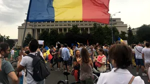FOTO, VIDEO Câteva sute de oameni, protest din Piaţa Victoriei spre sediul Curţii Constituţionale. Miting şi la Sibiu/ Protestele, faţă de noul Guvern şi deciziile CCR