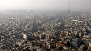 Caniculă în Europa | Parisul aplică măsuri de limitare a poluării după ce au fost atinse niveluri îngrijorătoare. Rezidenţilor li s-a cerut să renunţe la folosirea maşinilor personale