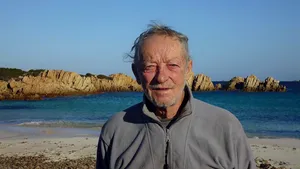 Sfaturi despre izolare de la un Robinson Crusoe italian. Mauro Morandi e unicul locuitor al unei insule de peste 30 de ani